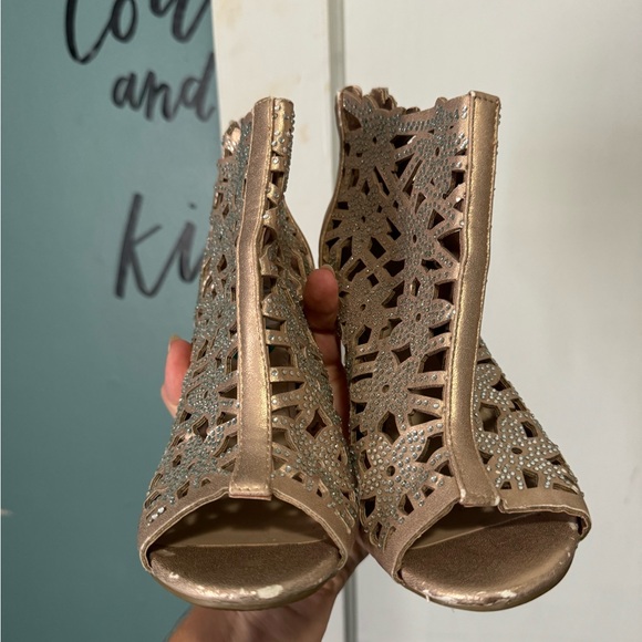 Madeline Stuart Tan Rhinestone Sparkle Heels Floral Faux Leather 7.5 7 1/2 - Picture 2 of 10